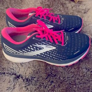 Brook’s “Ghost 13” Walking Sneakers (Sz9)